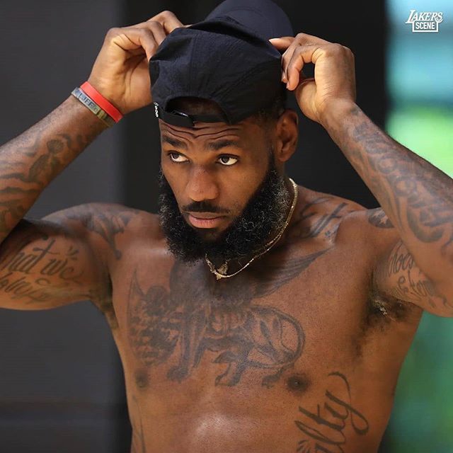 詹姆斯近期训练图集 训练馆里没穿过上衣 戴口罩练投篮