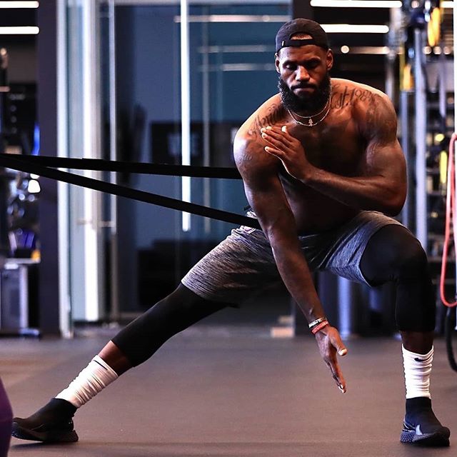 詹姆斯近期训练图集 训练馆里没穿过上衣 戴口罩练投篮