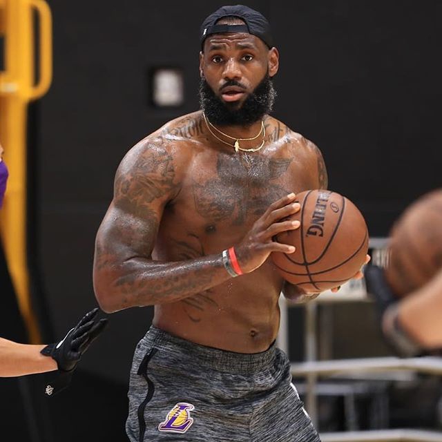 詹姆斯近期训练图集 训练馆里没穿过上衣 戴口罩练投篮