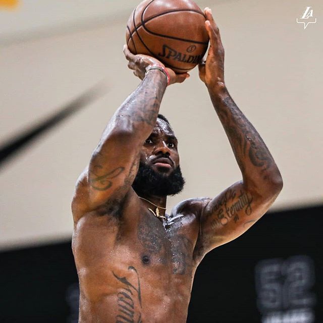 詹姆斯近期训练图集 训练馆里没穿过上衣 戴口罩练投篮