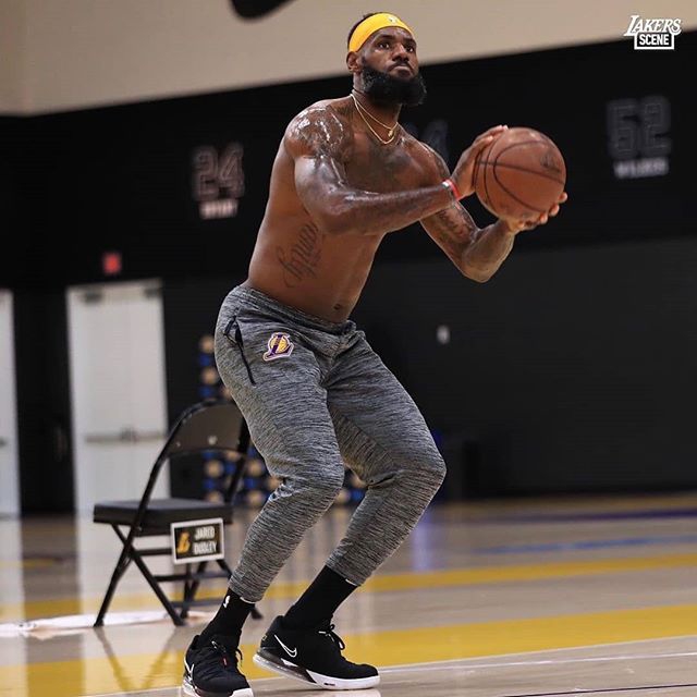 詹姆斯近期训练图集 训练馆里没穿过上衣 戴口罩练投篮