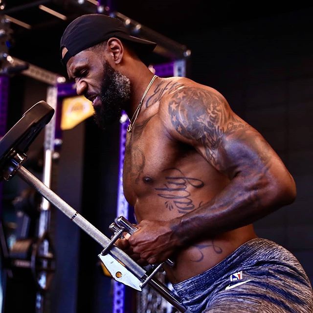 詹姆斯近期训练图集 训练馆里没穿过上衣 戴口罩练投篮