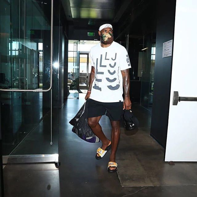 詹姆斯近期训练图集 训练馆里没穿过上衣 戴口罩练投篮