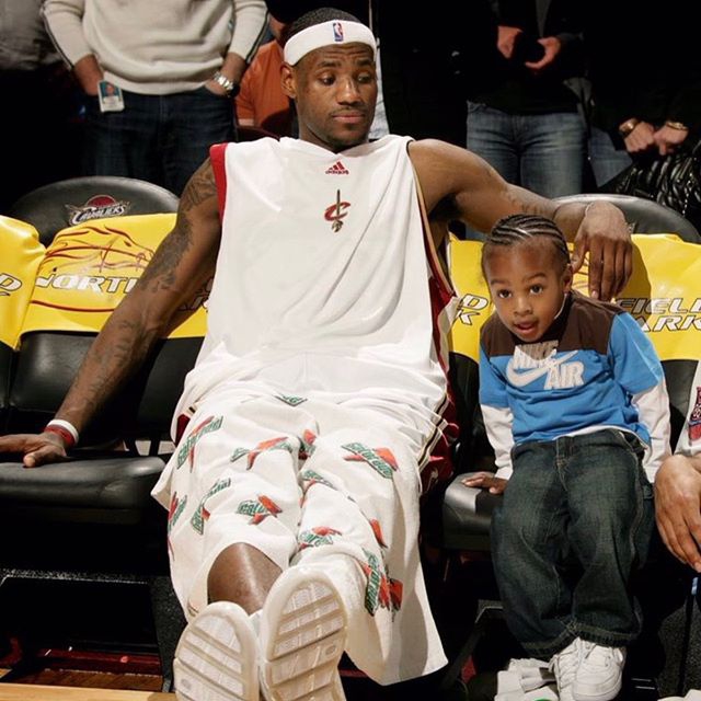 詹姆斯晒出布朗尼多张童年照 祝大儿子16岁生日快乐