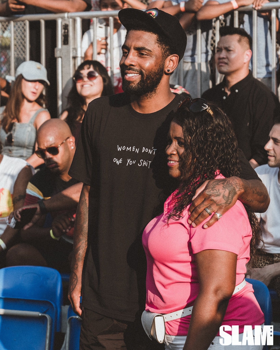 欧文现身街球场帅气逼人 T恤上的口号让女球迷笑了