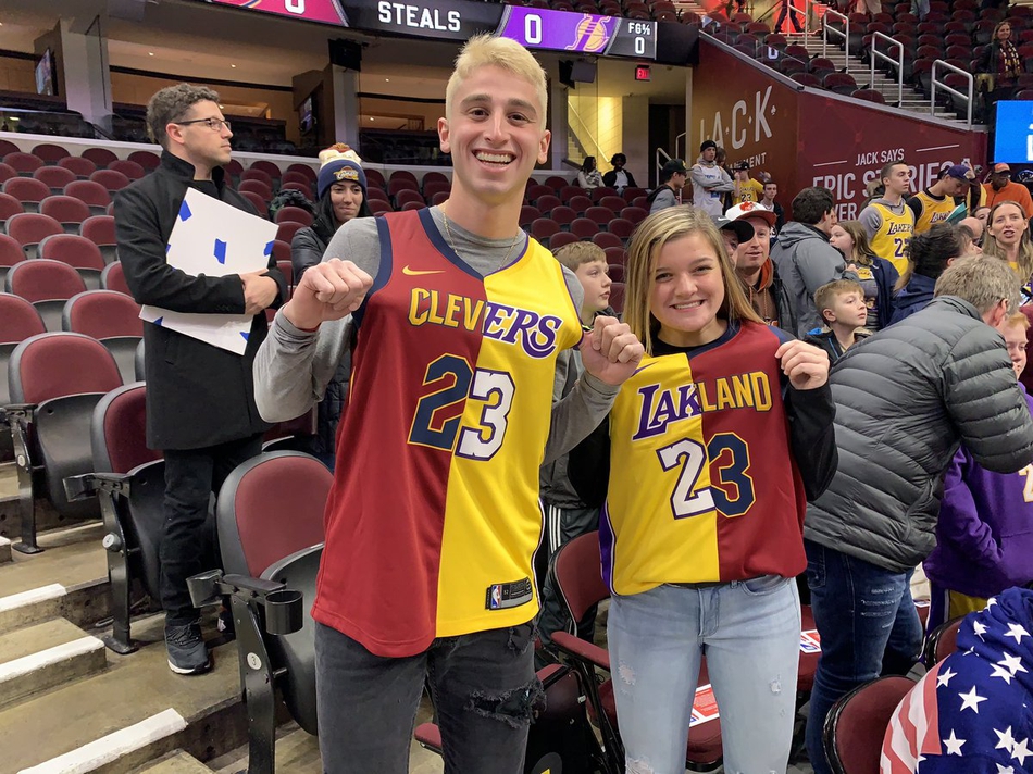 情侣特制球衣抢眼