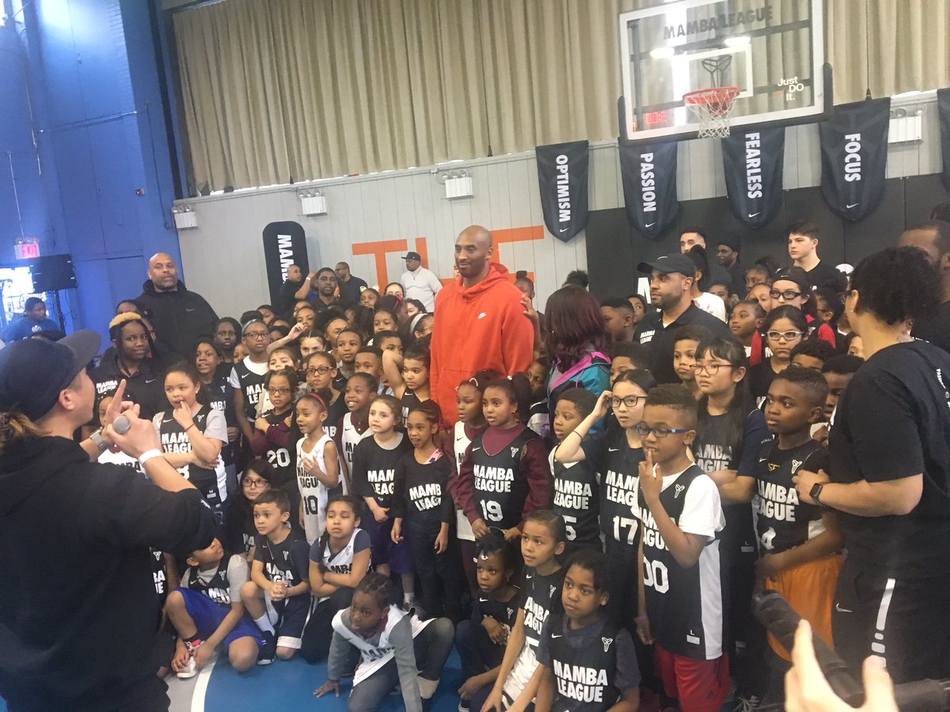 科比庆祝曼巴联盟成立一周年