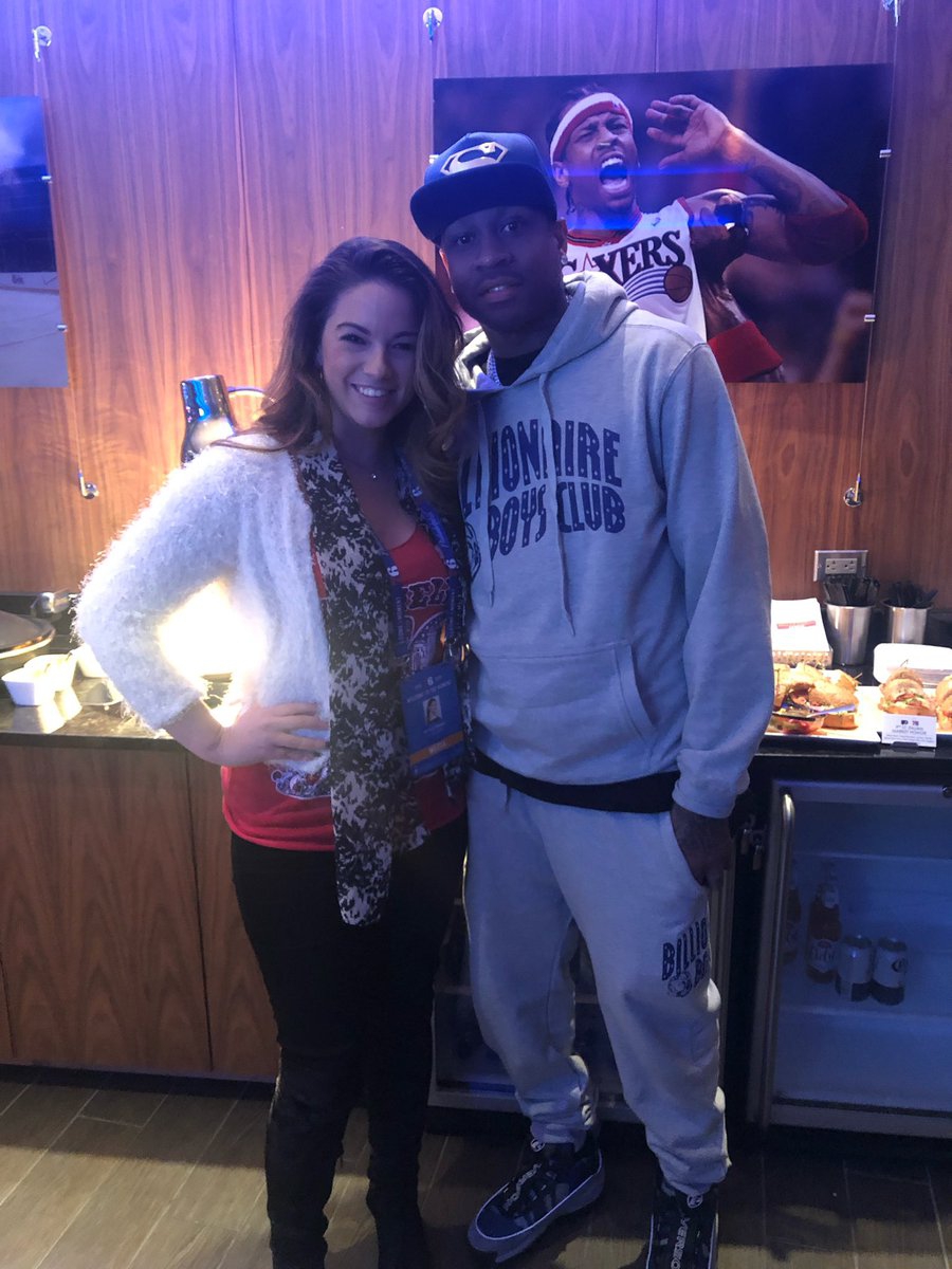 艾弗森现身76人主场观战