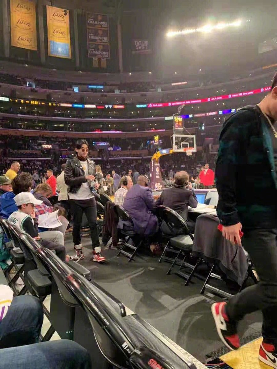 吴亦凡现身斯台普斯球馆