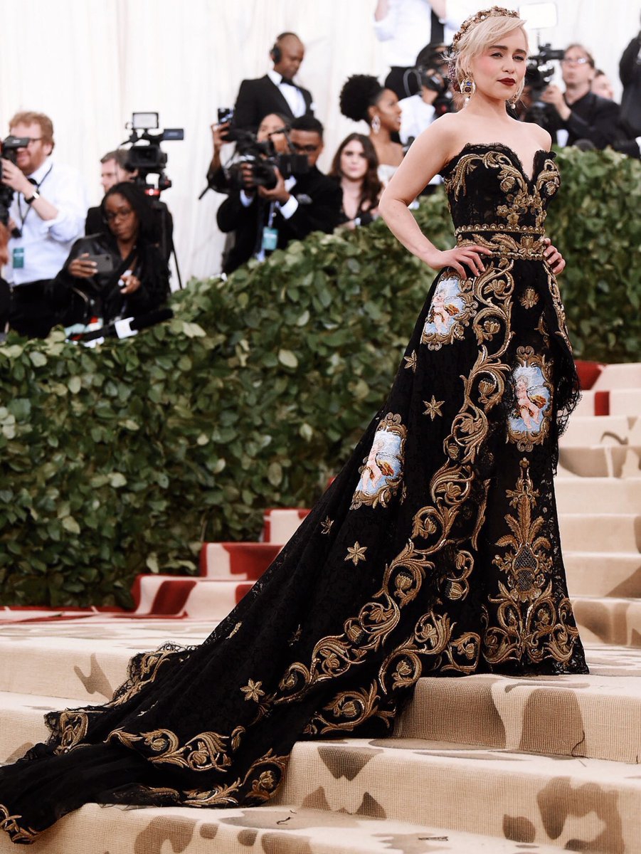 《权游》主演现身火箭主场！这么性感的龙妈你见过吗？