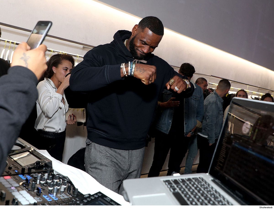 詹姆斯出席活动拥抱TT 控制不自己当众尬舞