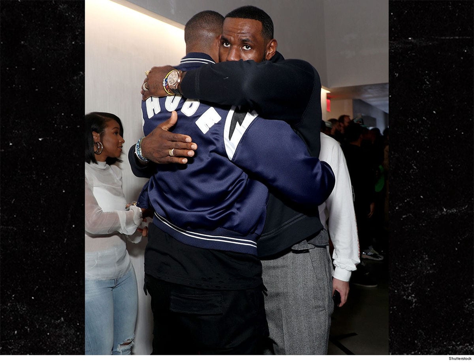 詹姆斯出席活动拥抱TT 控制不自己当众尬舞