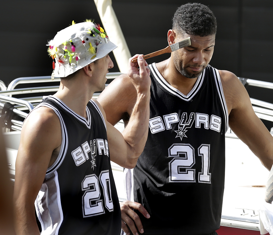 又是一年沙雕广告!马刺球迷笑着笑着就哭了