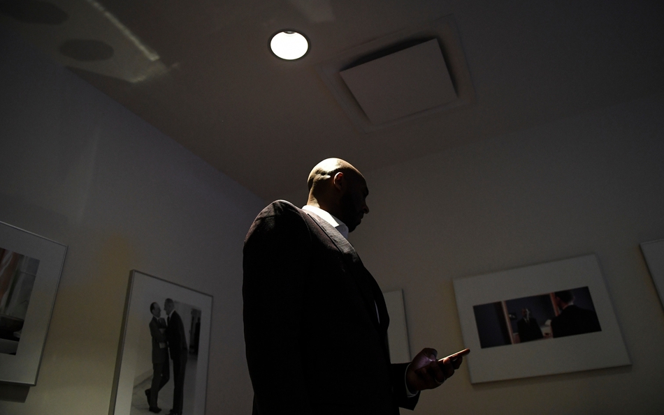 科比拍摄最新写真 变身霸道总裁