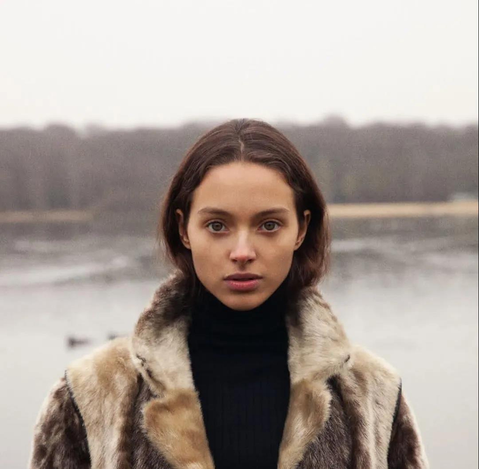 这是亲兄妹？哥哥入选NBA最丑球员 妹妹是顶级超模与赌王儿媳同台