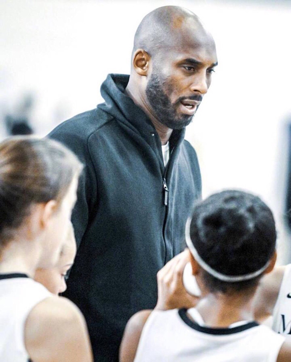 科比出任女儿球队教练 又见性感小腿