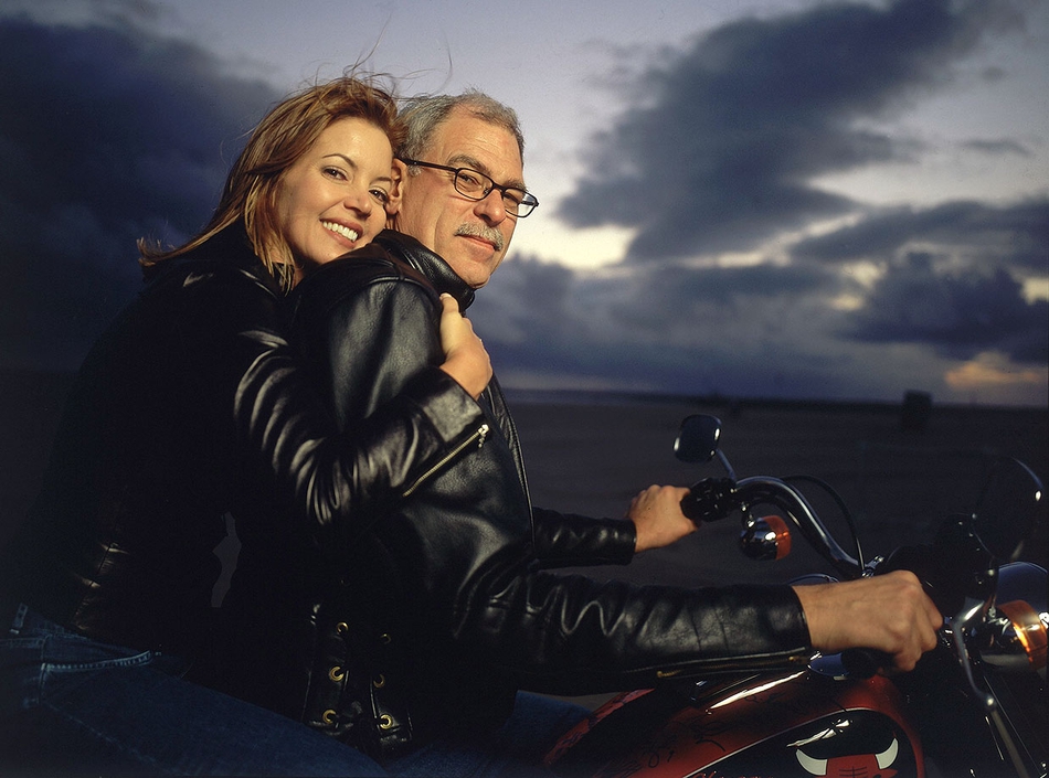 58岁仍是NBA一枝花迷倒库兹马！湖人老板年轻时有多美？