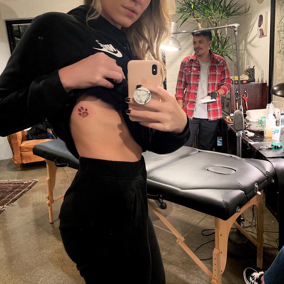 逆天大长腿！湖人熟女记者风韵十足 身材脸蛋却似少女