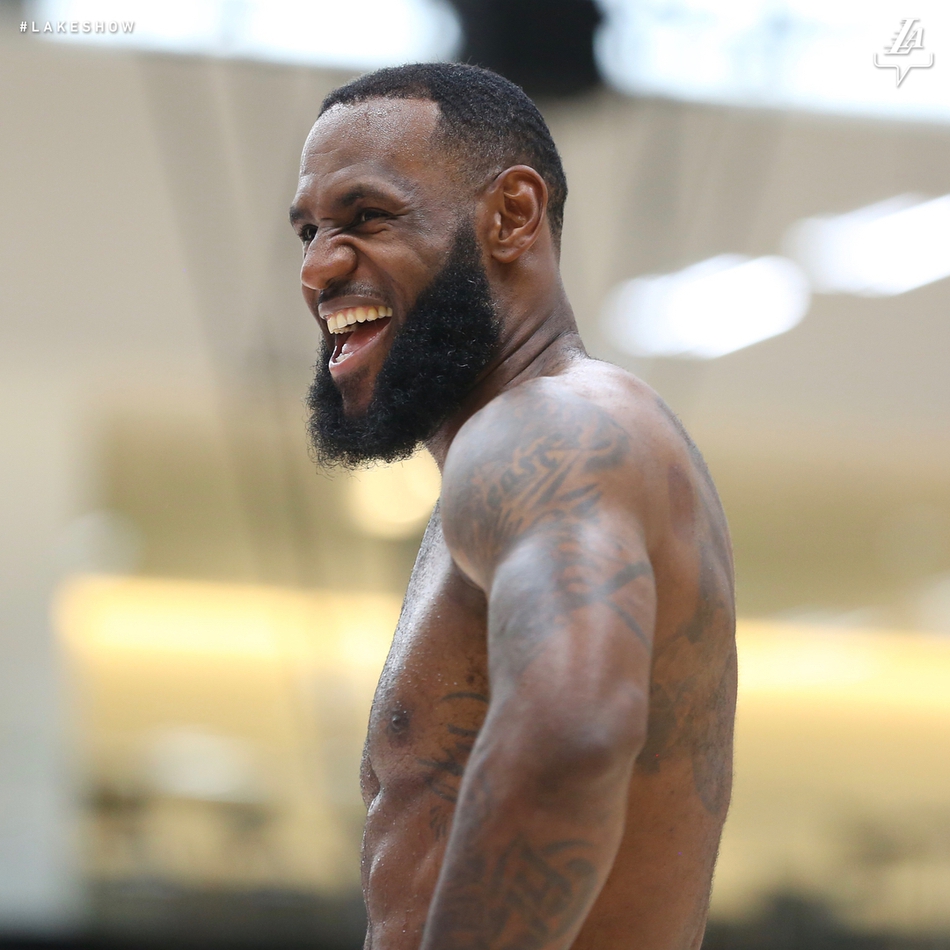 湖人训练詹姆斯赤膊上阵