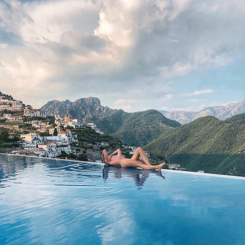 逆天大长腿！湖人熟女记者风韵十足 身材脸蛋却似少女