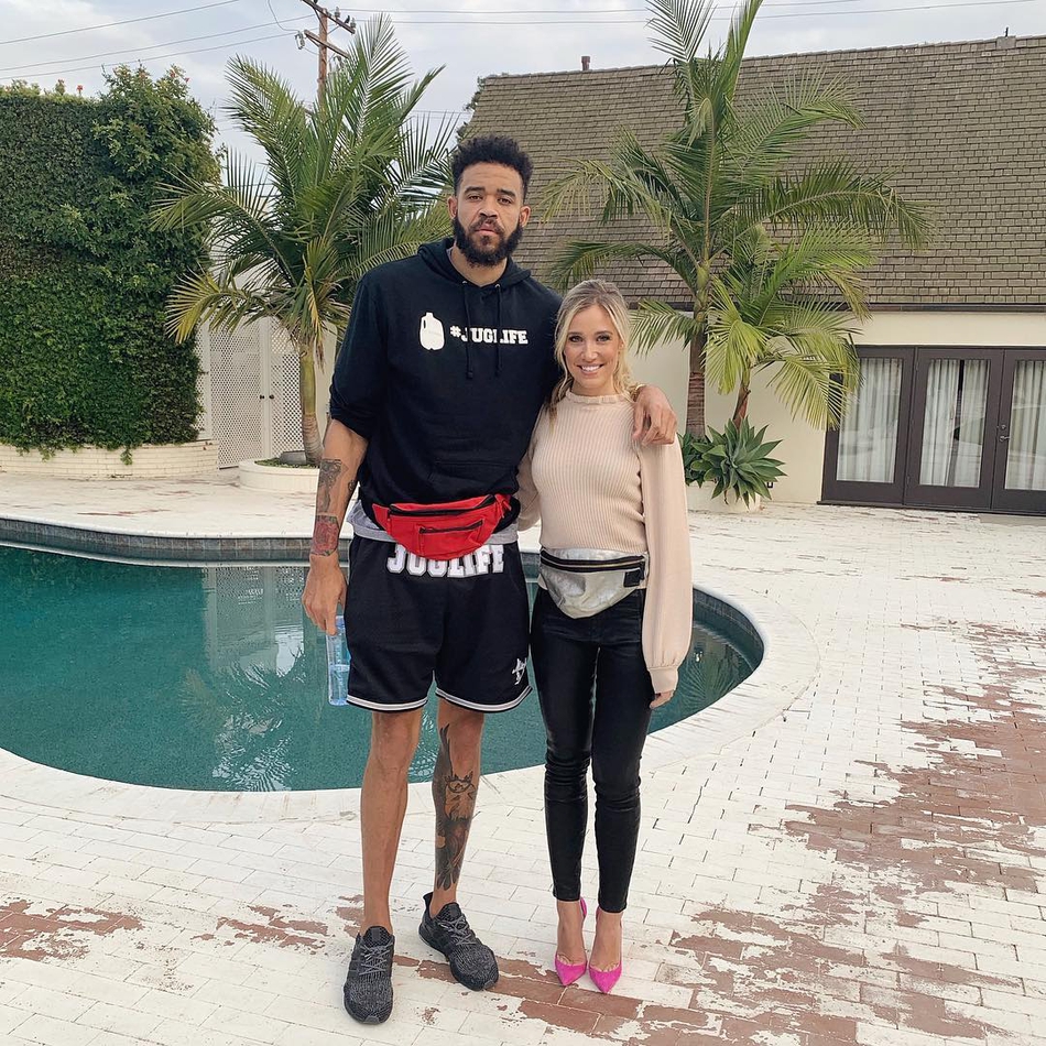 逆天大长腿！湖人熟女记者风韵十足 身材脸蛋却似少女