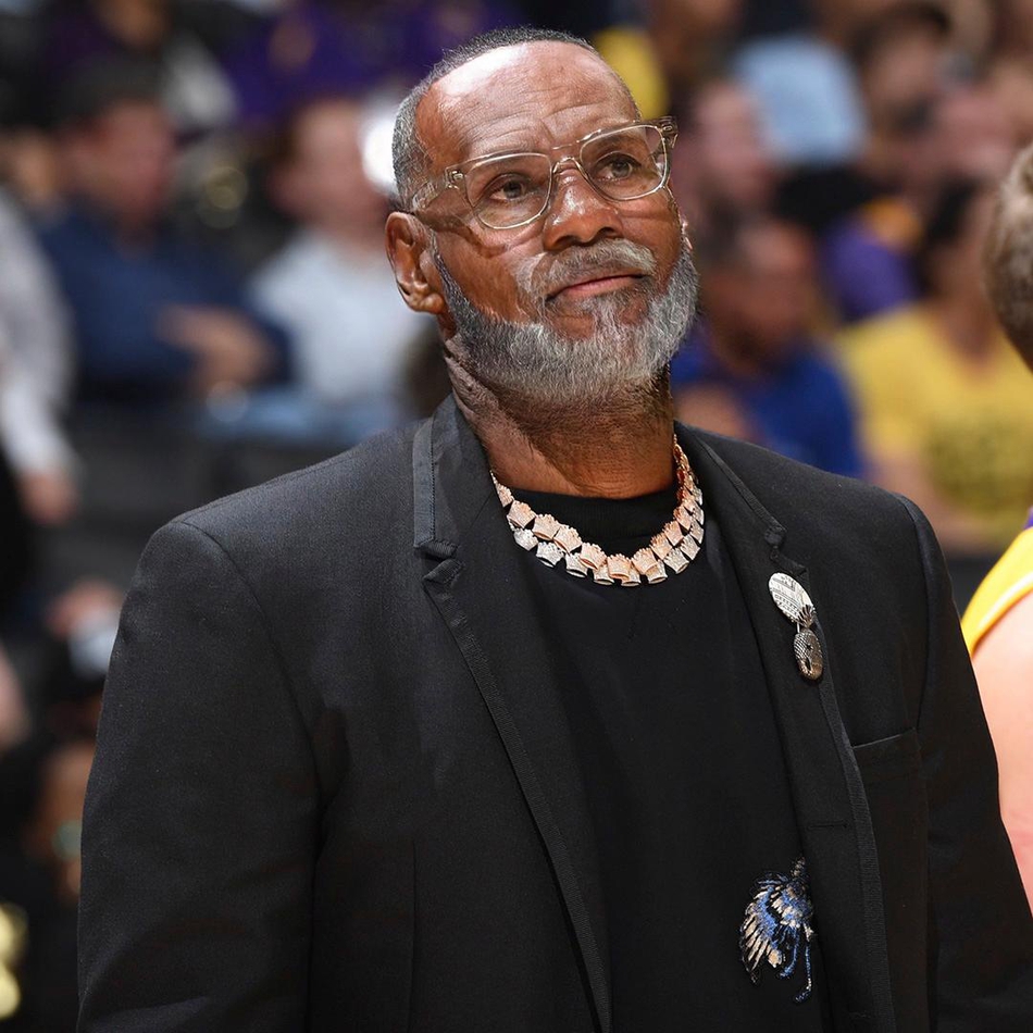 风靡NBA的变老挑战！白胡子老詹依旧霸气 一人撞脸波波维奇