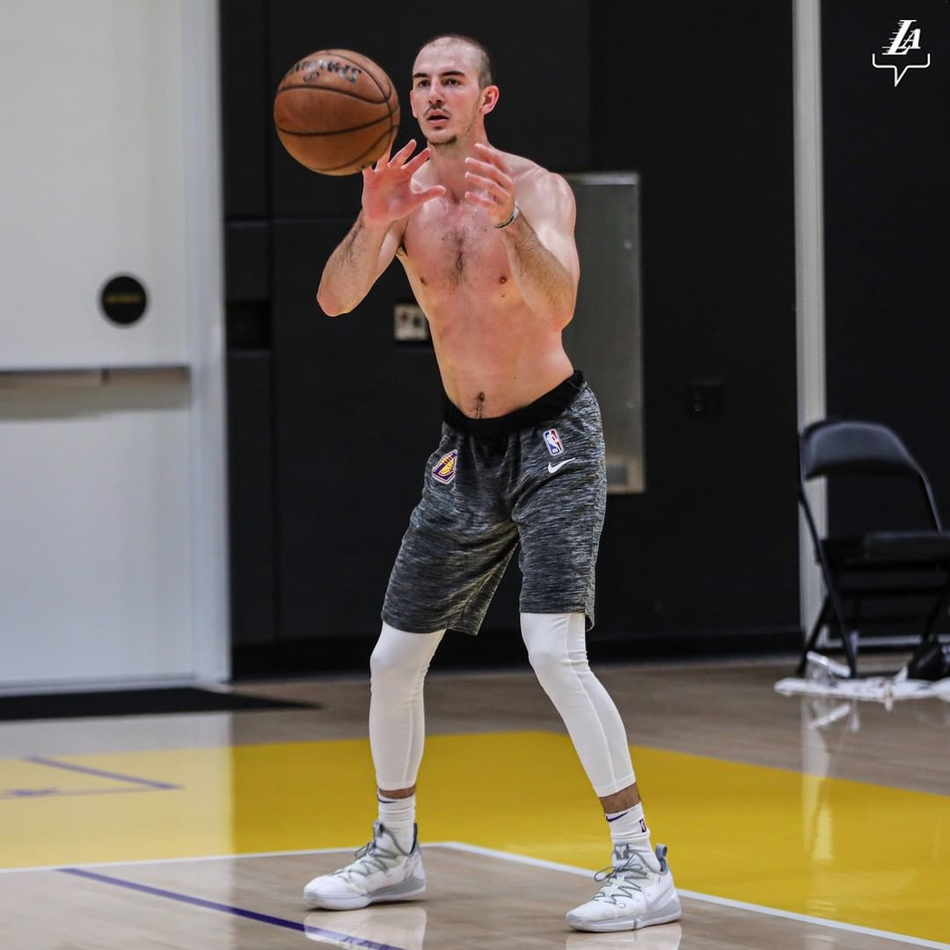 操练起来！湖人球员回归球馆开始训练 詹姆斯浓眉哥齐上阵