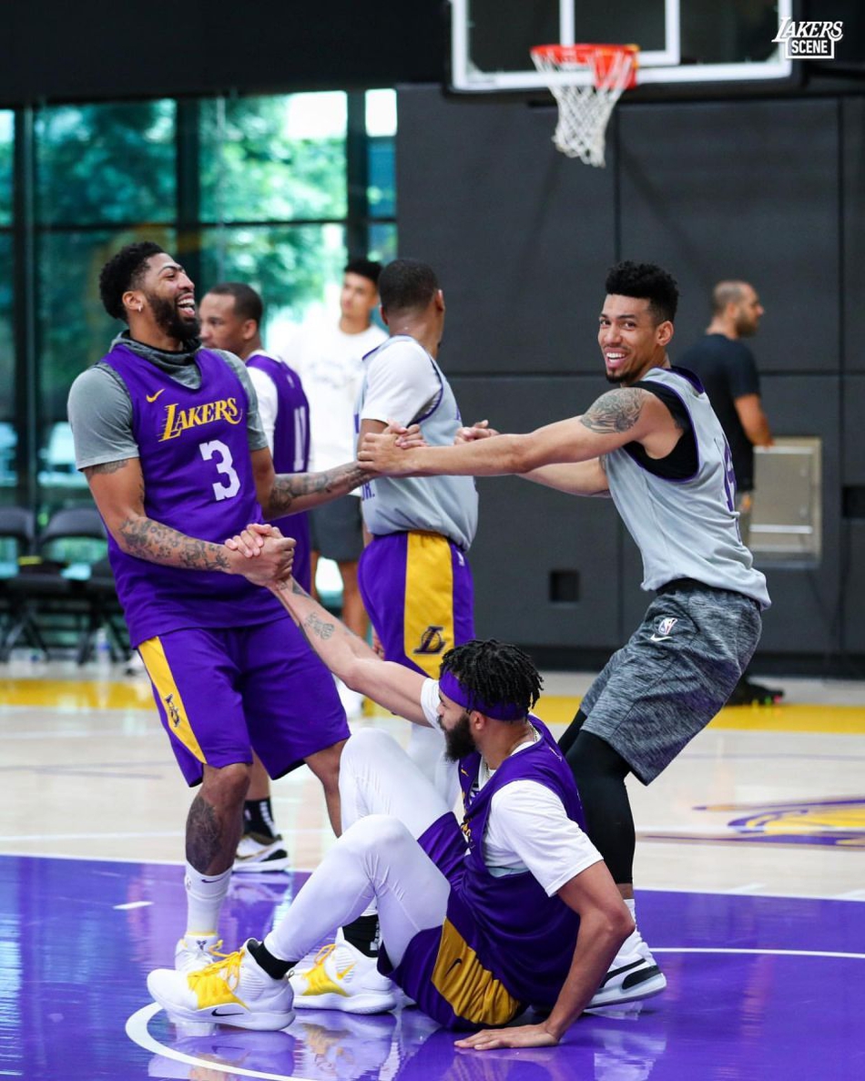 詹姆斯打控卫浓眉哥打中锋！湖人为新赛季关键球试验阵容