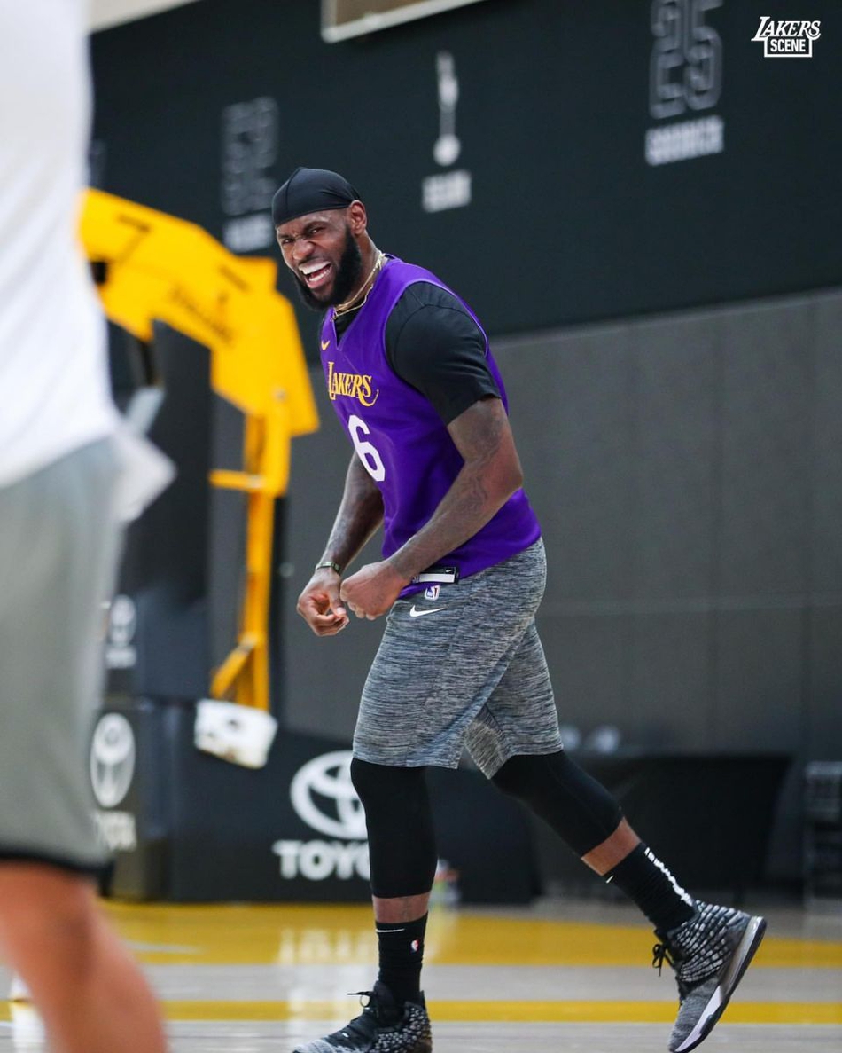 詹姆斯打控卫浓眉哥打中锋！湖人为新赛季关键球试验阵容