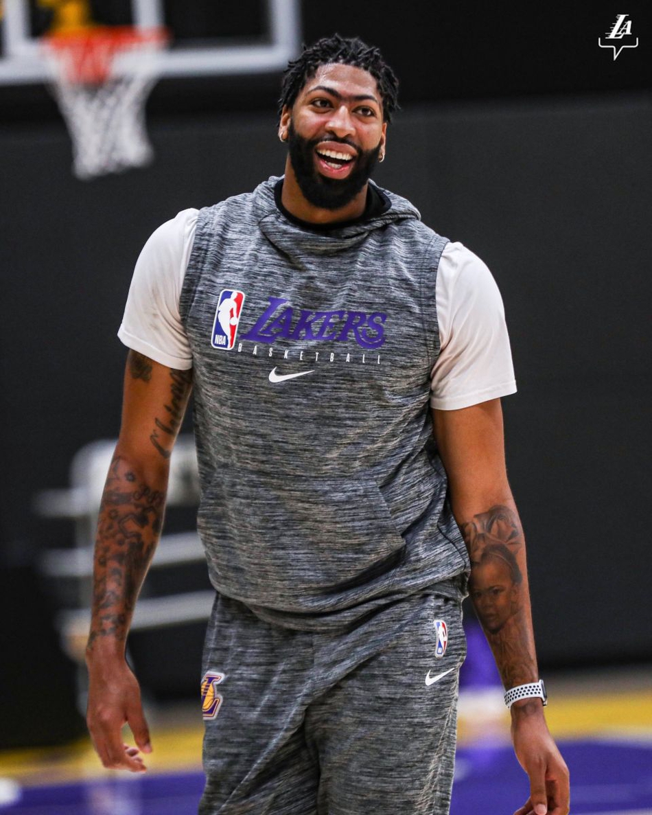 操练起来！湖人球员回归球馆开始训练 詹姆斯浓眉哥齐上阵