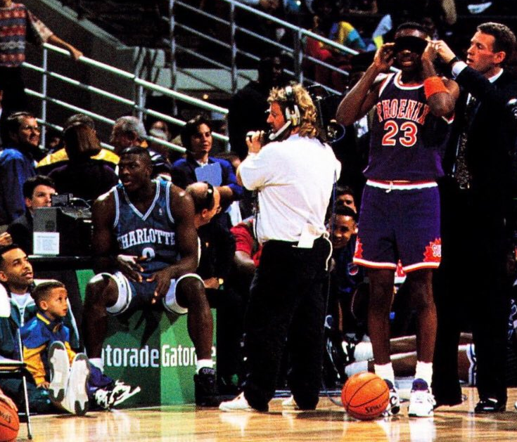 库里和父亲坐在地板上看扣篮大赛