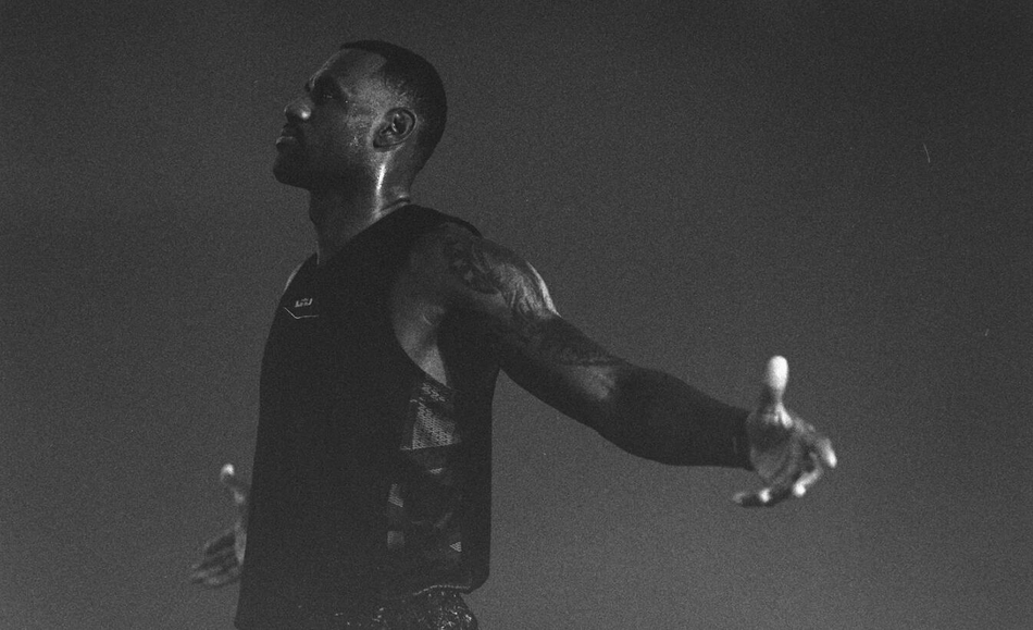 帅炸！詹姆斯黑白写真大片 赤裸上身狂秀肌肉 背部文身太霸气