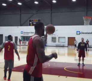 训练师晒老视频：詹姆斯只用左手投篮依旧无解！