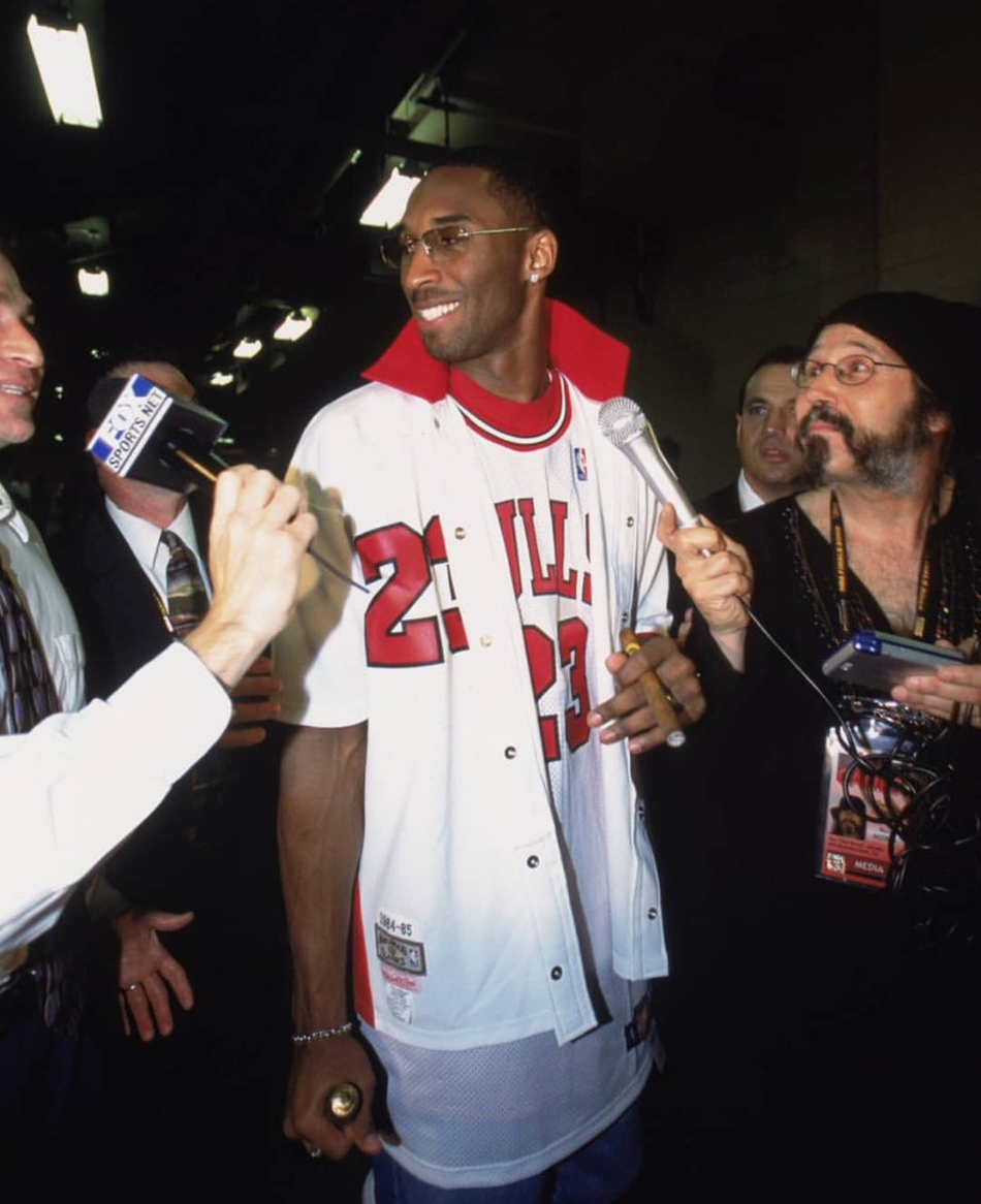 什么情况？科比詹姆斯都穿着公牛球衣！这次可不是P图！