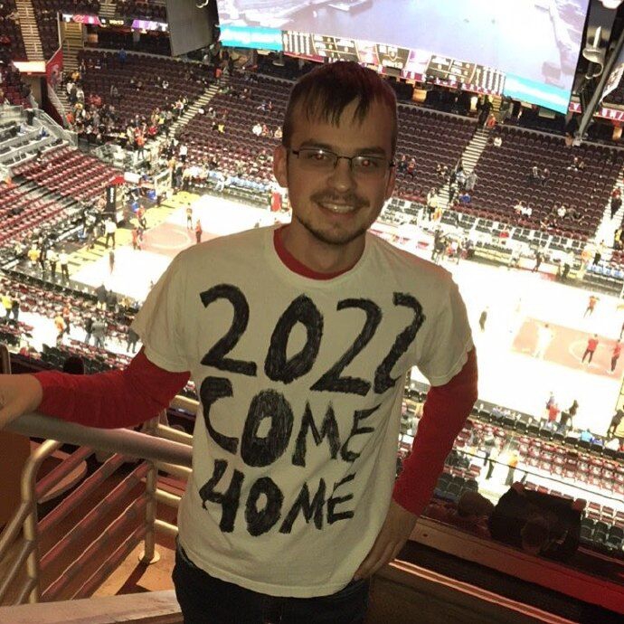 球迷T恤上写着“2022年回家吧”