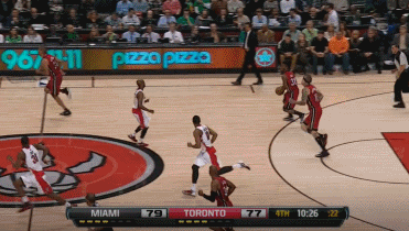 8、韦德超远空接扣篮