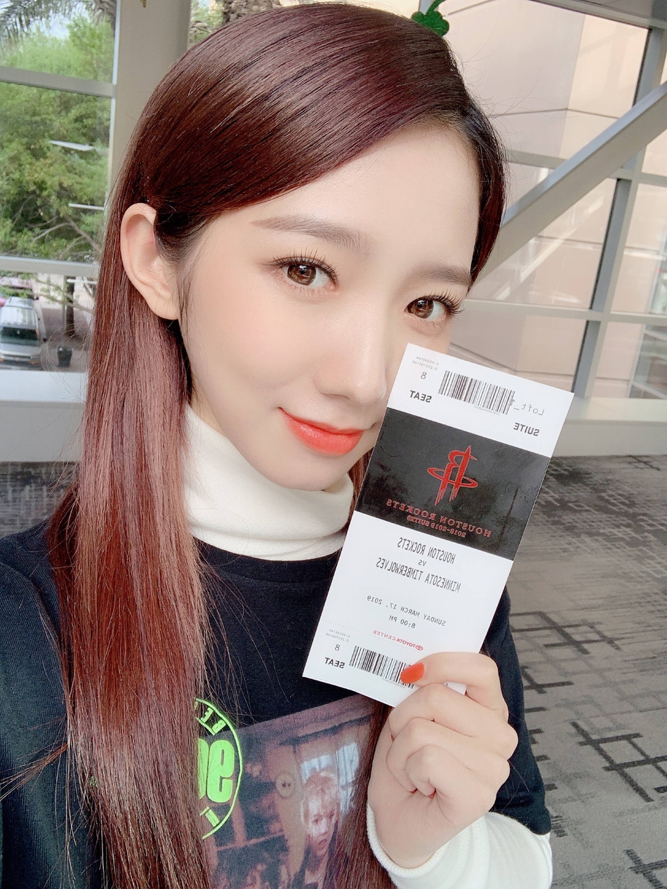 孟美岐晒火箭球票