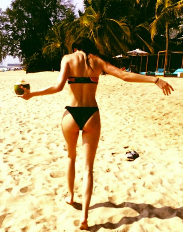 西蒙斯詹娜又黏上了！比赛日穿比基尼躺在一起 昨天刚一起看春晚