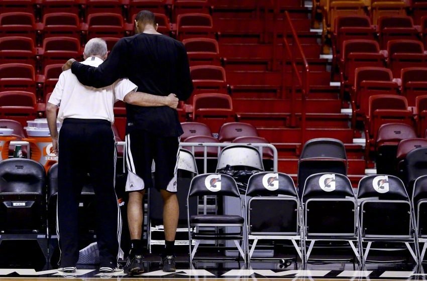 一张照片就能讲述一段NBA故事！姚明老大重逢 加嫂遥望科比