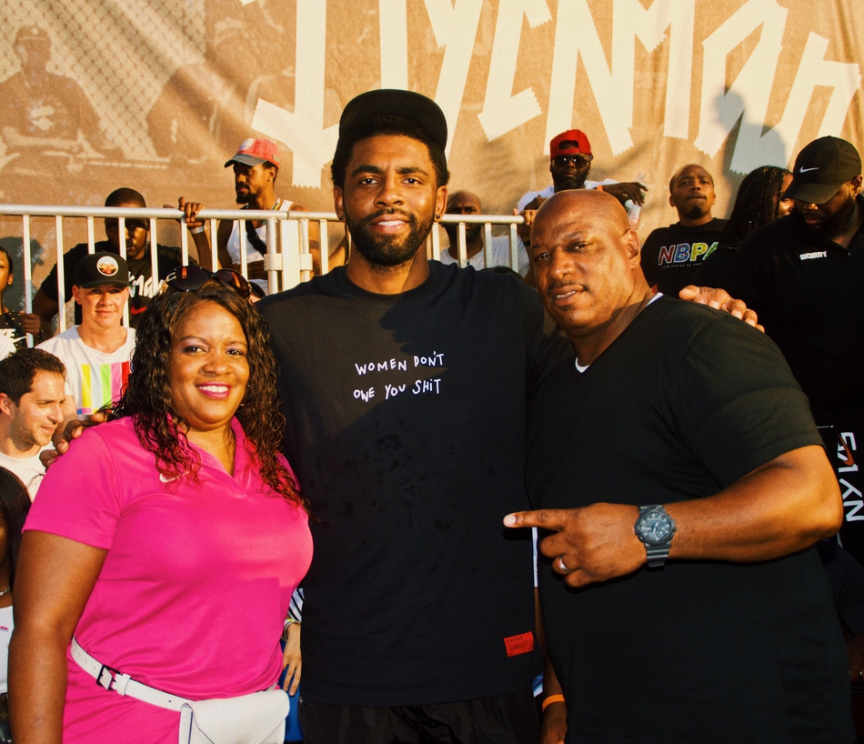 欧文现身街球场帅气逼人 T恤上的口号让女球迷笑了