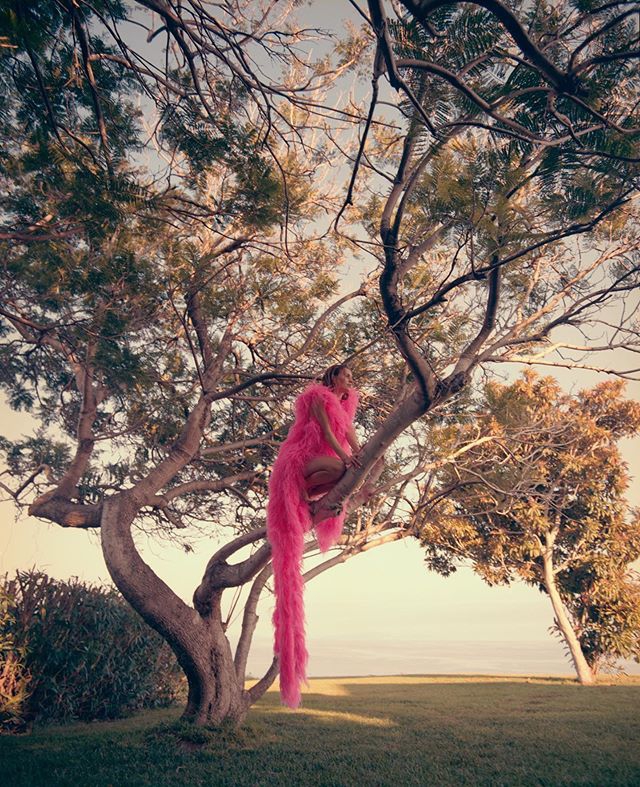 字母哥少东家的最新性感写真！NBA头号白富美 18岁征服上万网友