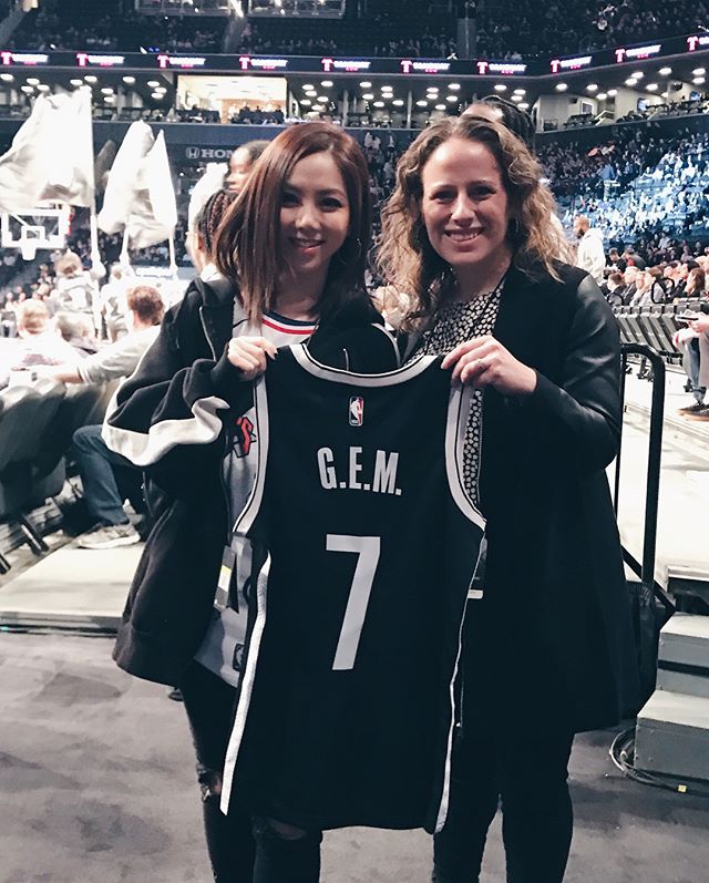 热心球迷邓紫棋+民间球手潘玮柏！为了跟易建联合影 他俩都犯规了