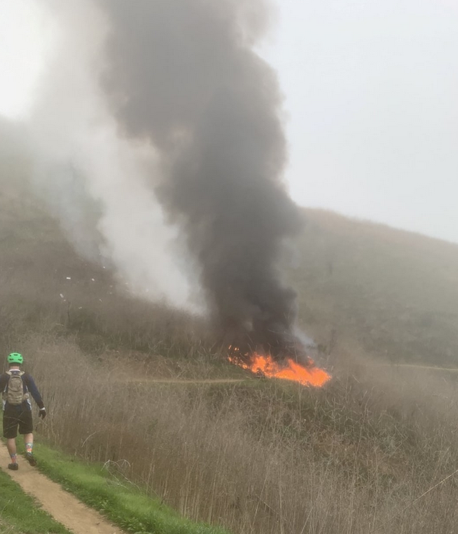 科比飞机失事现场照片曝光 浓烟滚滚工作人员谨慎搜寻