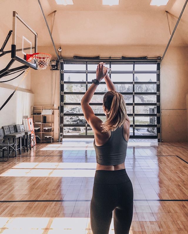 这可能是NBA颜值最高的CP 美妻左右开弓比莱昂纳德还准