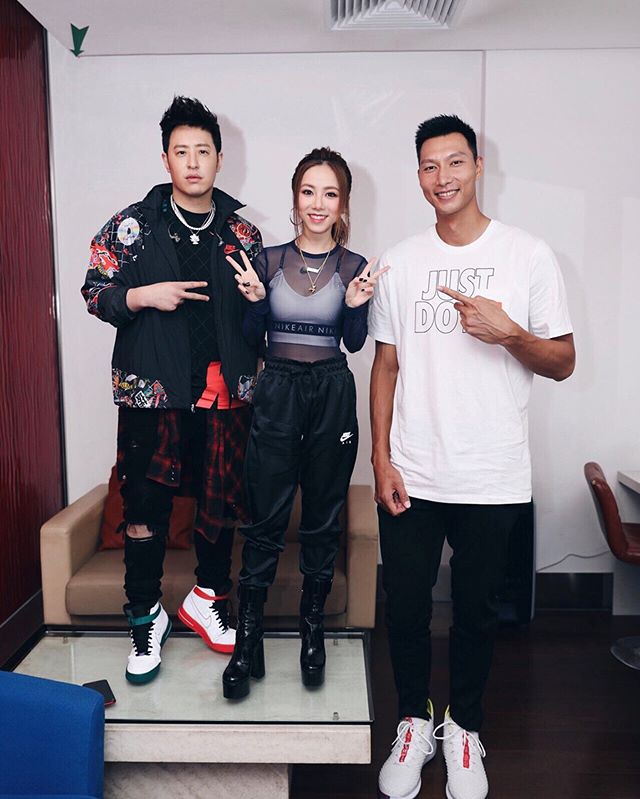 热心球迷邓紫棋+民间球手潘玮柏！为了跟易建联合影 他俩都犯规了