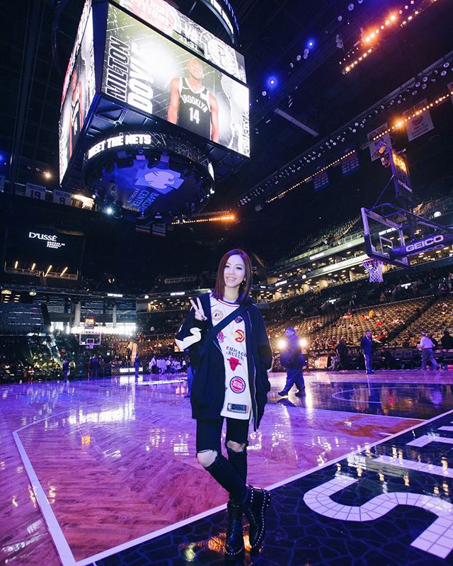 热心球迷邓紫棋+民间球手潘玮柏！为了跟易建联合影 他俩都犯规了