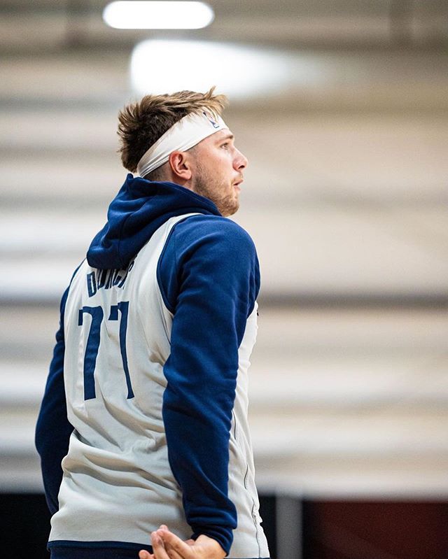 东契奇晒照回顾本赛季：打进全明星首发 绝杀快船 当面致敬科比