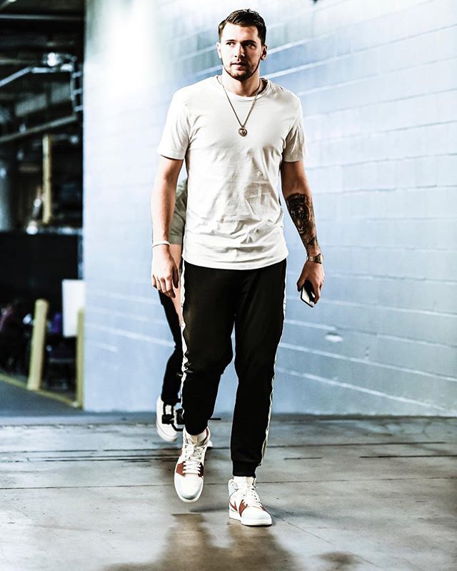 东契奇晒照回顾本赛季：打进全明星首发 绝杀快船 当面致敬科比