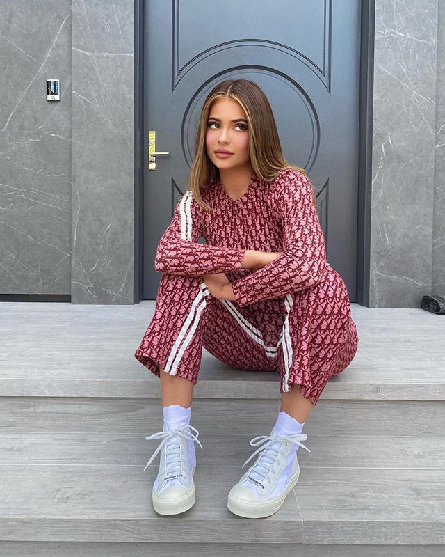 闺女都有了还公开撩詹姆斯!22岁身价超10亿美元 钞能力碾压梅西