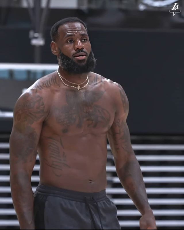 詹姆斯近期训练图集 训练馆里没穿过上衣 戴口罩练投篮